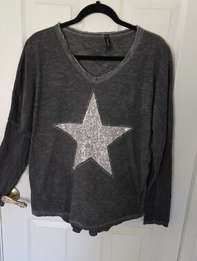 Sequin Star V-Neck Long Sleeve Tee - Gray